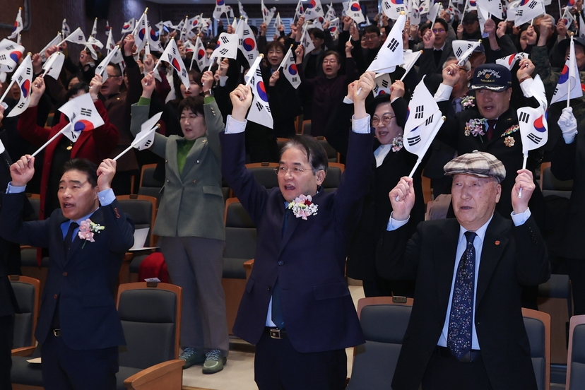 태극기를 힘차게 흔들며 만세삼창을 하는 이동환 고양특례시장 