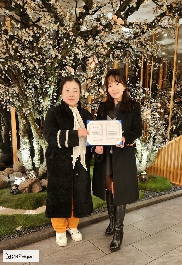 송석인 회장, 윤송아 홍보대사 / 협회 제공