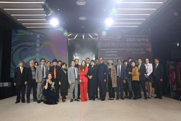 축하.응원방문 내빈 단체사진 / 패스워드컴퍼니 제공